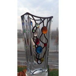 Váza s barevnými kameny